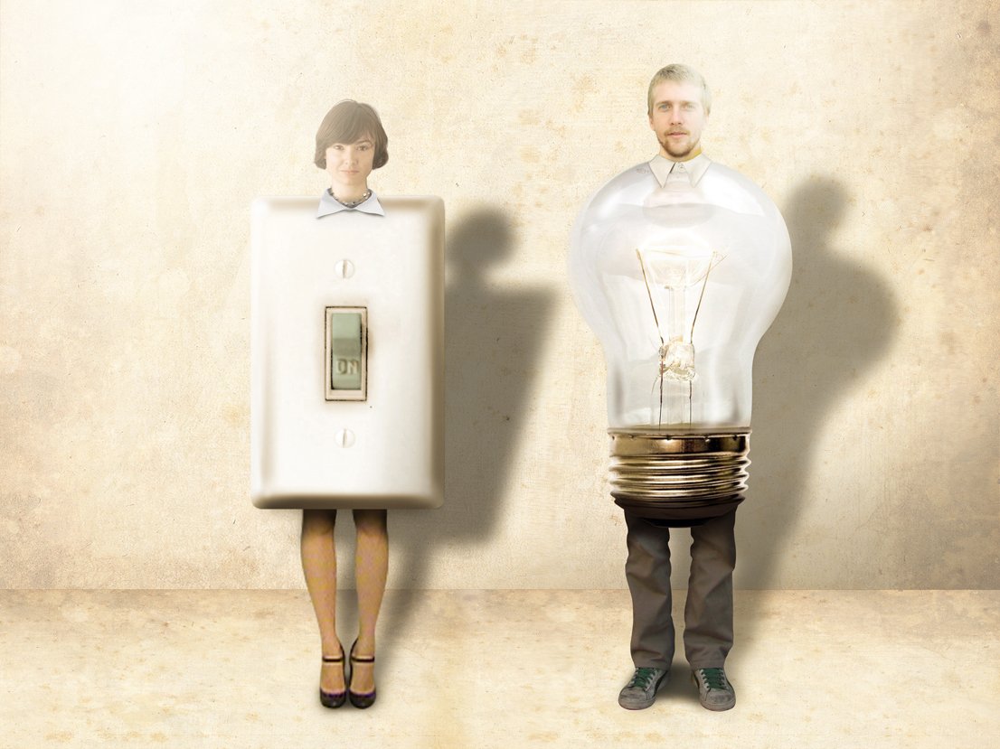 Pareja, mujer con cuerpo de tecla, hombre con cuerpo de bombita de luz